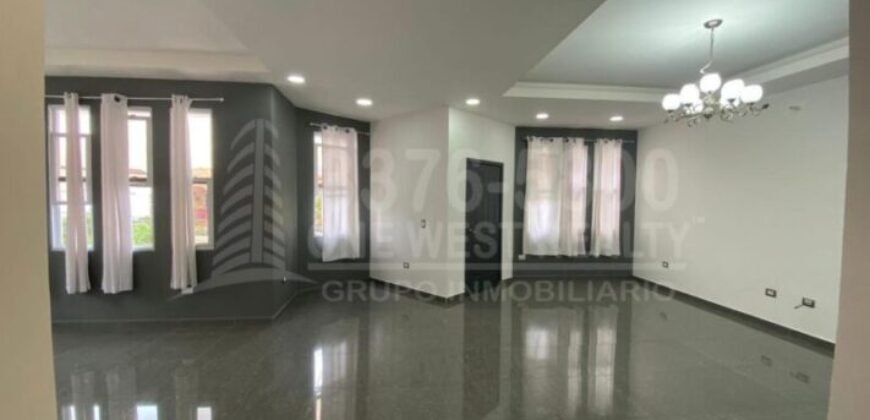 Espectacular casa en venta  ubicada en Res. Casa Maya II