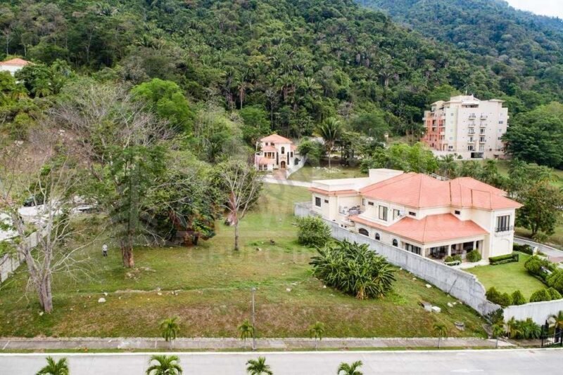 Terreno en venta en Merendon Hills  2,247.30 v² .  Ubicado en una exclusiva residencial en la falda de la montaña el Merendón