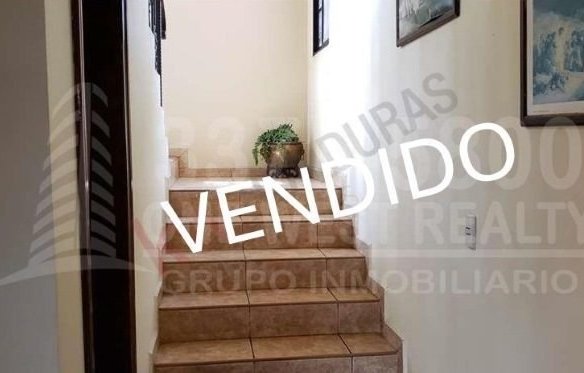 Casa en venta La Col. Universidad San Pedro Sula.  Super amplia, y con muchas amenidades