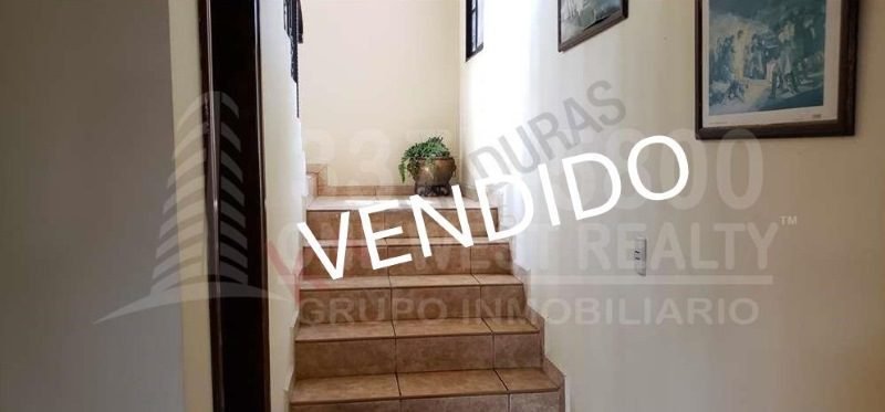 Casa en venta La Col. Universidad San Pedro Sula.  Super amplia, y con muchas amenidades