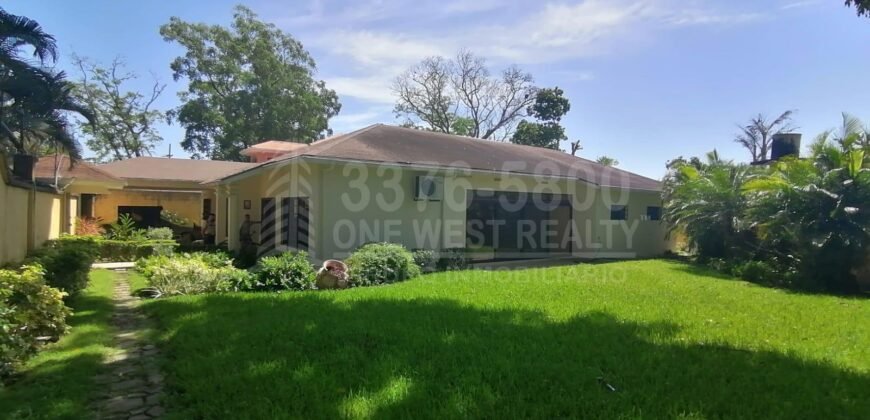 Renta de casa amplia en Colonia Moderna  San Pedro Sula, parqueo para 4 vehiculos