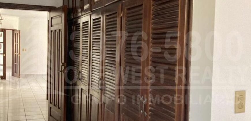 Renta de casa amplia en Colonia Moderna  San Pedro Sula, parqueo para 4 vehiculos