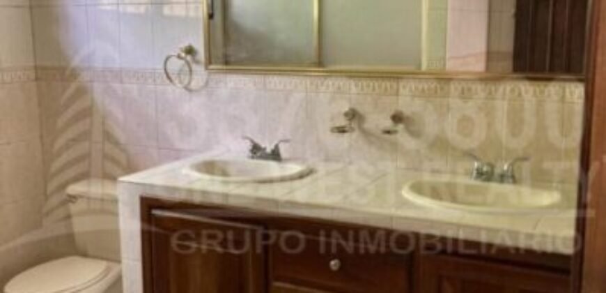 Renta de casa amplia en Colonia Moderna  San Pedro Sula, parqueo para 4 vehiculos