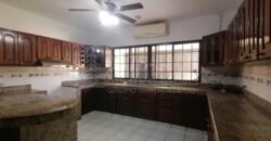 Renta de casa amplia en Colonia Moderna  San Pedro Sula, parqueo para 4 vehiculos
