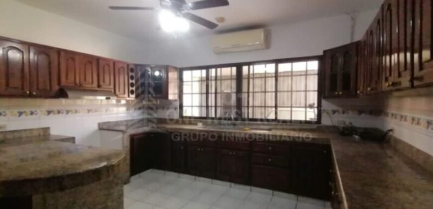 Renta de casa amplia en Colonia Moderna  San Pedro Sula, parqueo para 4 vehiculos