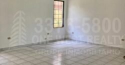 Renta de casa amplia en Colonia Moderna  San Pedro Sula, parqueo para 4 vehiculos