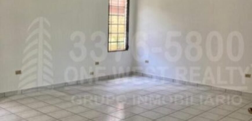 Renta de casa amplia en Colonia Moderna  San Pedro Sula, parqueo para 4 vehiculos