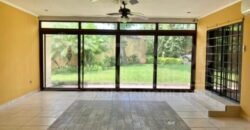 Renta de casa amplia en Colonia Moderna  San Pedro Sula, parqueo para 4 vehiculos