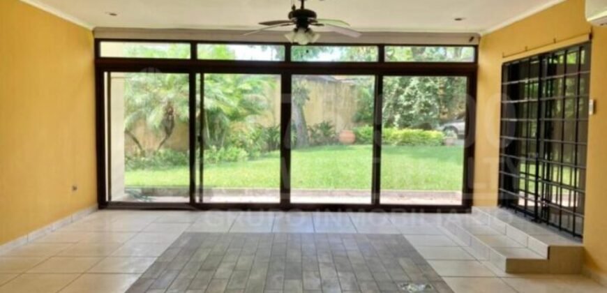 Renta de casa amplia en Colonia Moderna  San Pedro Sula, parqueo para 4 vehiculos