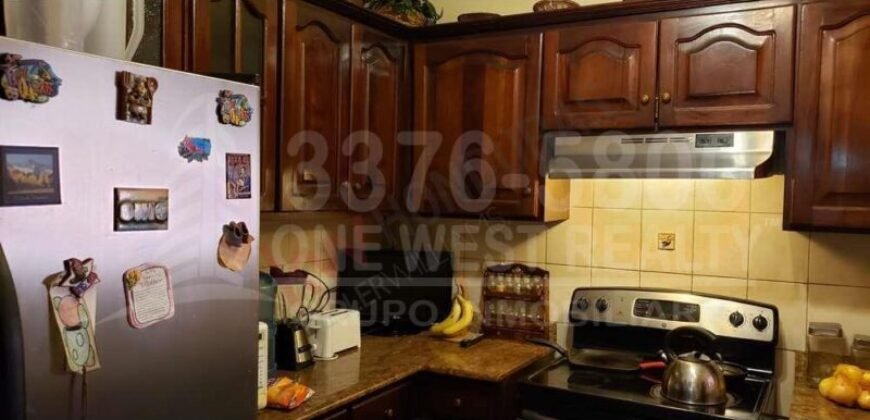 Casa en venta La Col. Universidad San Pedro Sula.  Super amplia, y con muchas amenidades