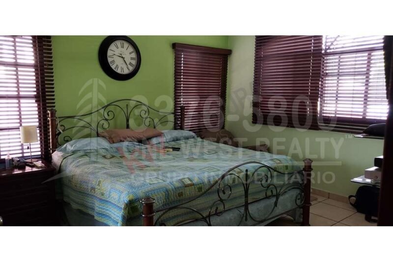 Casa en venta La Col. Universidad San Pedro Sula.  Super amplia, y con muchas amenidades