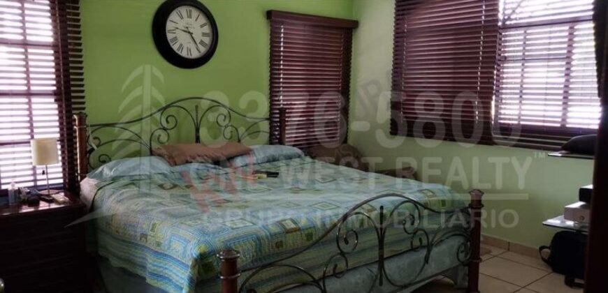Casa en venta La Col. Universidad San Pedro Sula.  Super amplia, y con muchas amenidades
