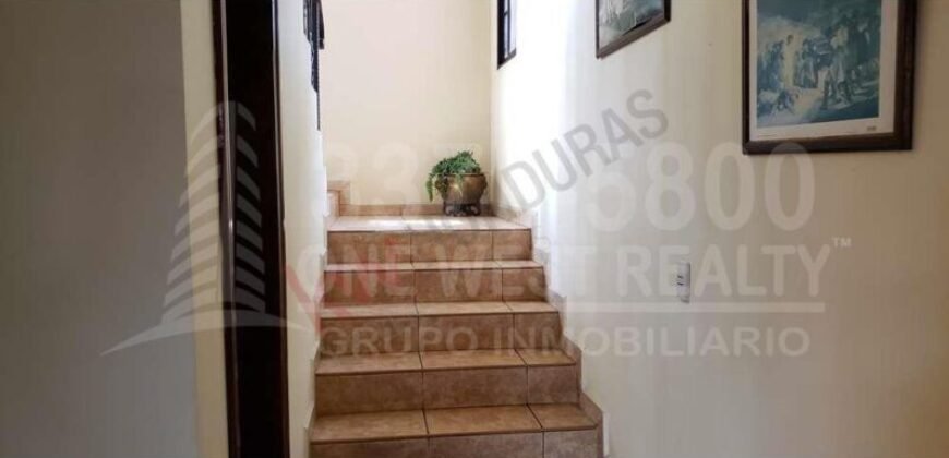 Casa en venta La Col. Universidad San Pedro Sula.  Super amplia, y con muchas amenidades