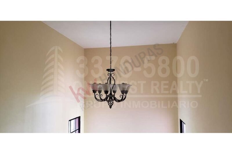 Casa en venta La Col. Universidad San Pedro Sula.  Super amplia, y con muchas amenidades