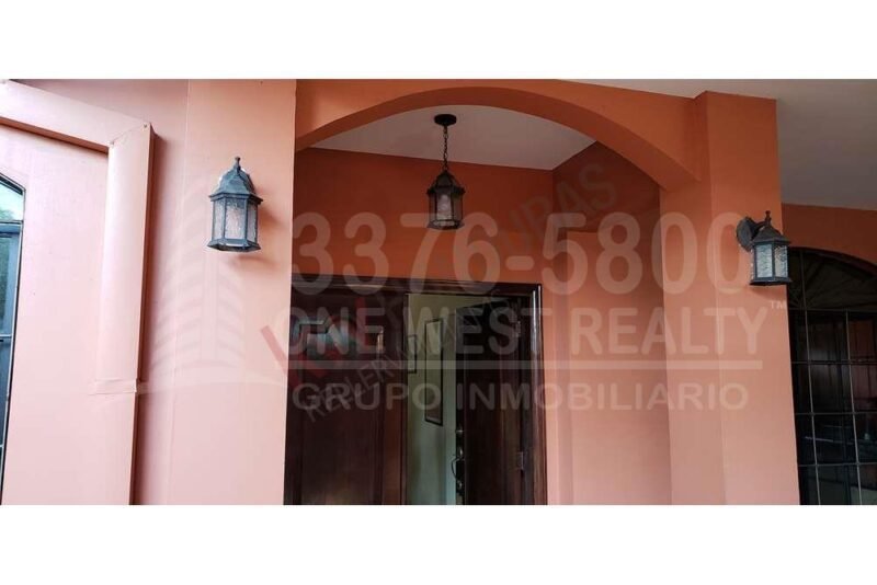 Casa en venta La Col. Universidad San Pedro Sula.  Super amplia, y con muchas amenidades