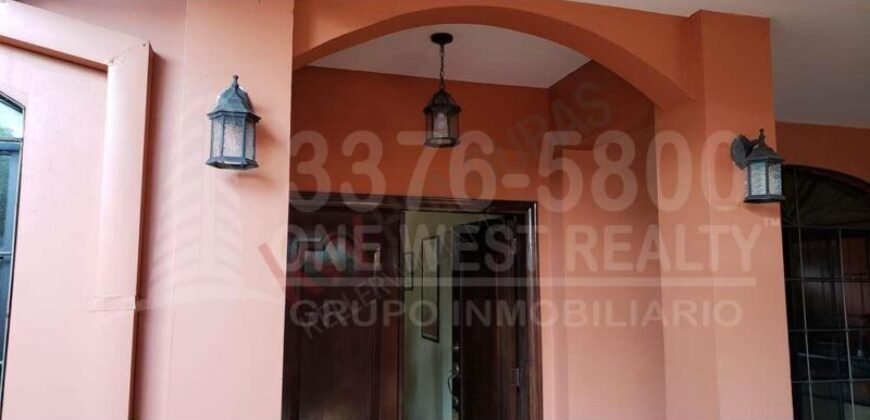 Casa en venta La Col. Universidad San Pedro Sula.  Super amplia, y con muchas amenidades