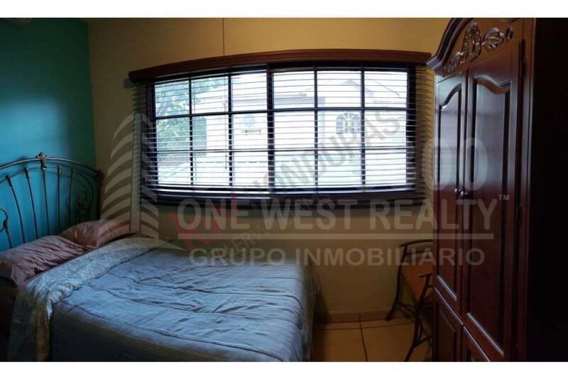 Casa en venta La Col. Universidad San Pedro Sula.  Super amplia, y con muchas amenidades