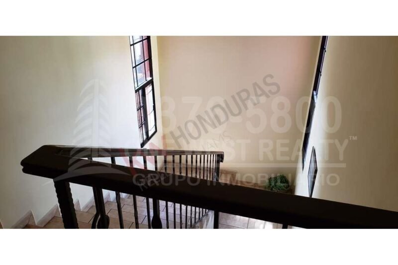 Casa en venta La Col. Universidad San Pedro Sula.  Super amplia, y con muchas amenidades