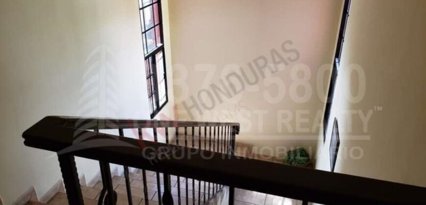 Casa en venta La Col. Universidad San Pedro Sula.  Super amplia, y con muchas amenidades