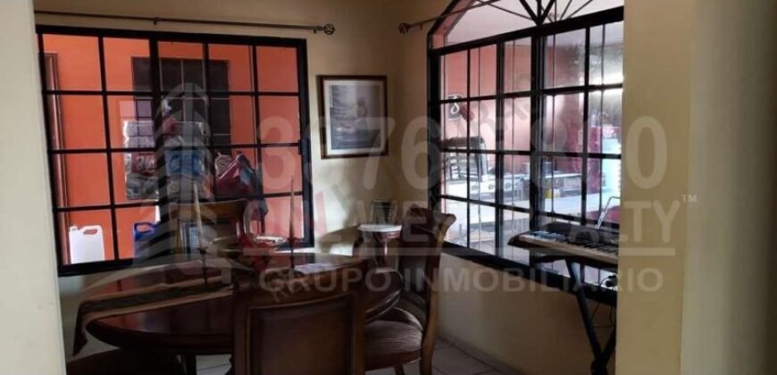 Casa en venta La Col. Universidad San Pedro Sula.  Super amplia, y con muchas amenidades