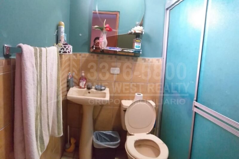 -Venta de Casa en El Progreso Yoro, Honduras 5 habitaciones parqueo techado cerca de la carretera CA-13