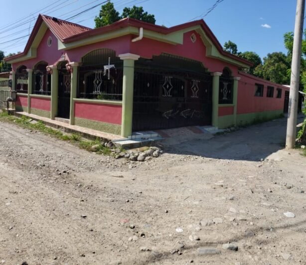 -Venta de Casa en El Progreso Yoro, Honduras 5 habitaciones parqueo techado cerca de la carretera CA-13
