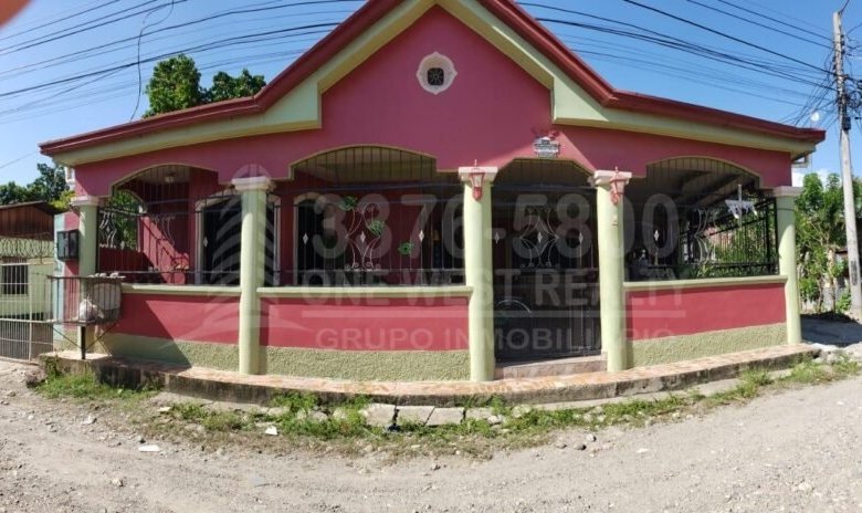 -Venta de Casa en El Progreso Yoro, Honduras 5 habitaciones parqueo techado cerca de la carretera CA-13