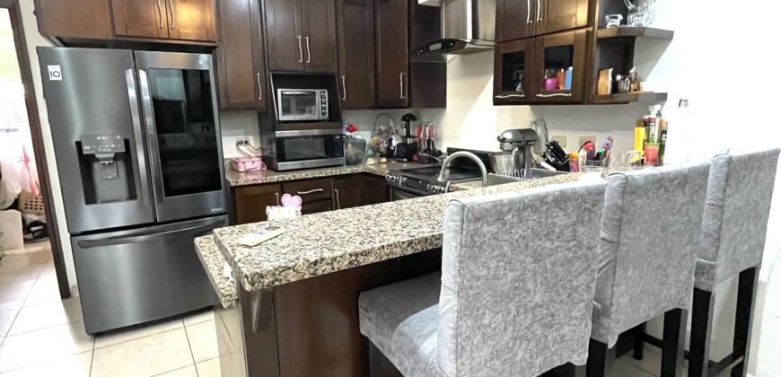 Venta de Townhouse circuito cerrado Jardines del Valle San Pedro Sula