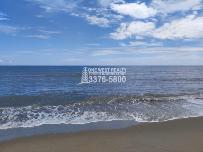 Terreno en venta frente a la playa La Ceiba Coco Pando