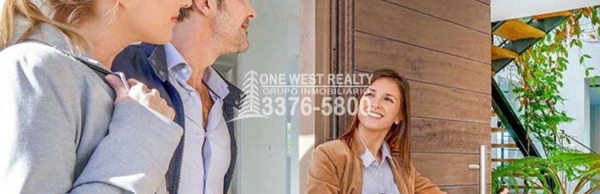 Toma el control de la venta de tu casa con One West Realty. Desde preparar tu hogar hasta celebrar el cierre