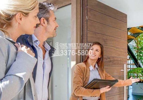 Toma el control de la venta de tu casa con One West Realty. Desde preparar tu hogar hasta celebrar el cierre