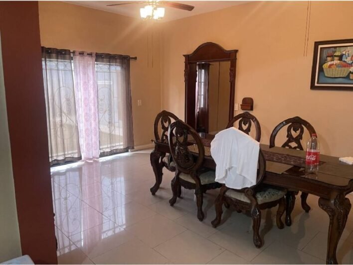 casa con amplios espacios y finos acabados