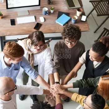 Equipo de 1West Realty colaborando