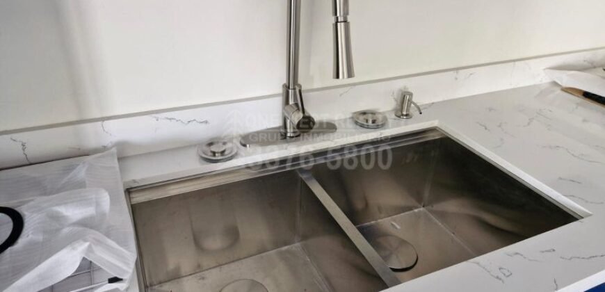 One West Realty te invita a conocer este increíble TownHouse en Venta