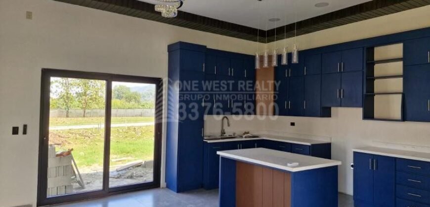 One West Realty te invita a conocer este increíble TownHouse en Venta