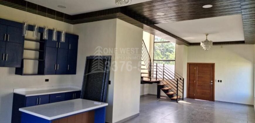 One West Realty te invita a conocer este increíble TownHouse en Venta