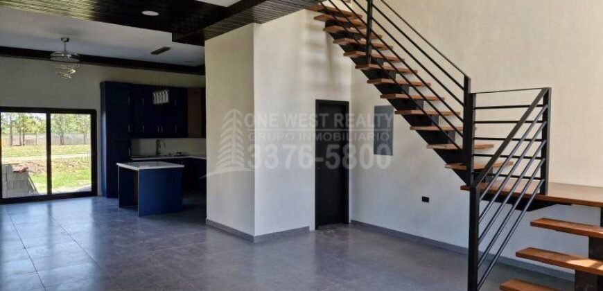 One West Realty te invita a conocer este increíble TownHouse en Venta
