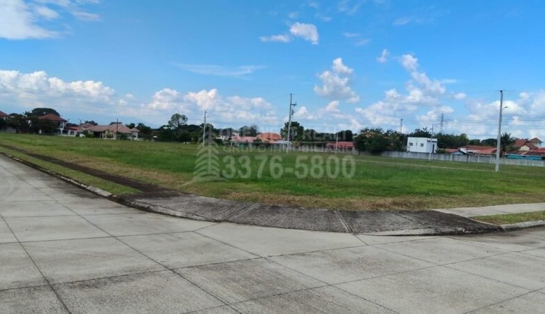 Lote de Esquina con Construcción en Venta en Residencial La Granja, El Progreso | Financiamiento Disponible