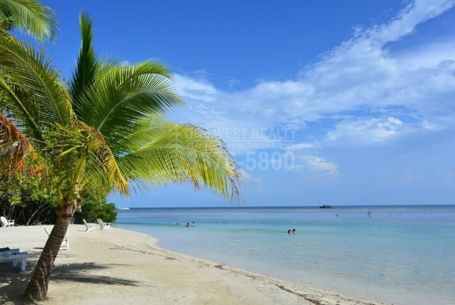Beach access at Palma Real Resort Jutiapa Atlántida on the Caribbean coast of Honduras
