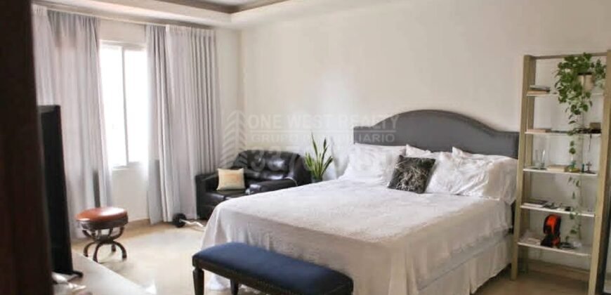 Stunning Luxury Home with Pool in Merendon Hills – Prime Location