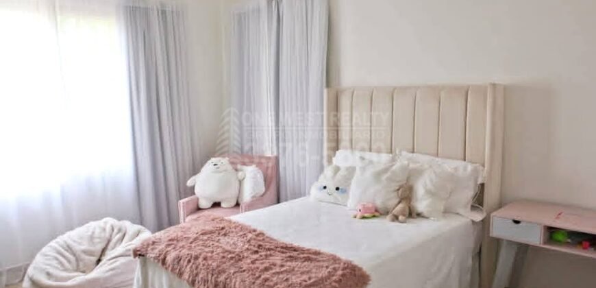 Stunning Luxury Home with Pool in Merendon Hills – Prime Location