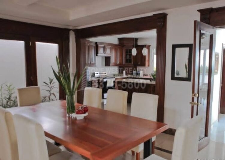 Stunning Luxury Home with Pool in Merendon Hills – Prime Location