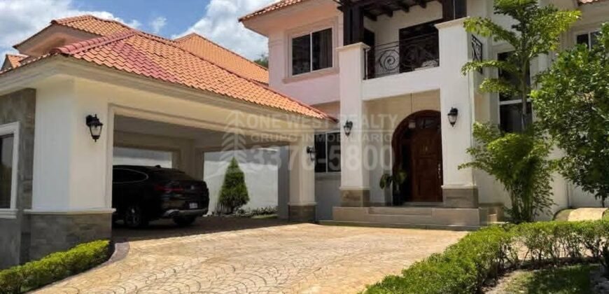 Stunning Luxury Home with Pool in Merendon Hills – Prime Location