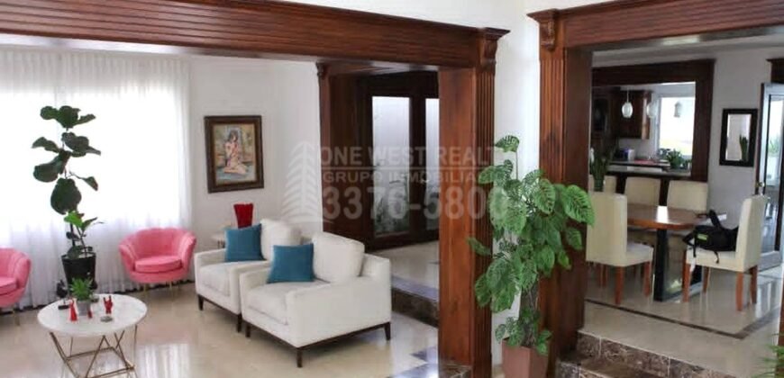 Stunning Luxury Home with Pool in Merendon Hills – Prime Location