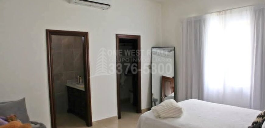 Stunning Luxury Home with Pool in Merendon Hills – Prime Location