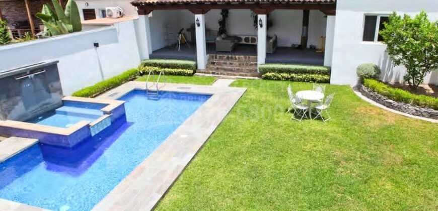 Stunning Luxury Home with Pool in Merendon Hills – Prime Location