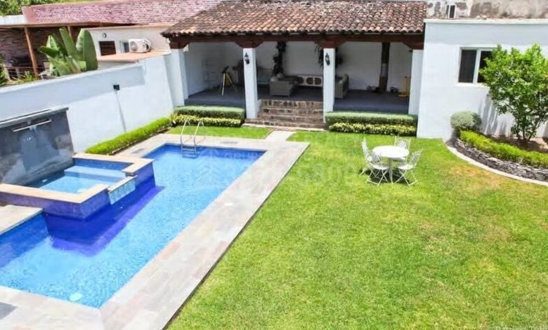 Stunning Luxury Home with Pool in Merendon Hills – Prime Location