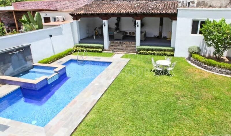 Stunning Luxury Home with Pool in Merendon Hills – Prime Location