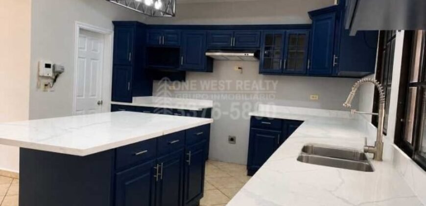 Residencia de Lujo en Las Hadas con Jacuzzi y Espacios Amplios