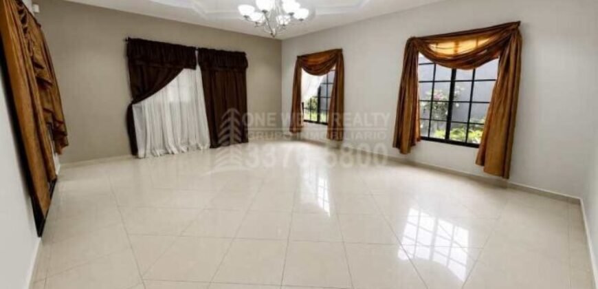 Residencia de Lujo en Las Hadas con Jacuzzi y Espacios Amplios